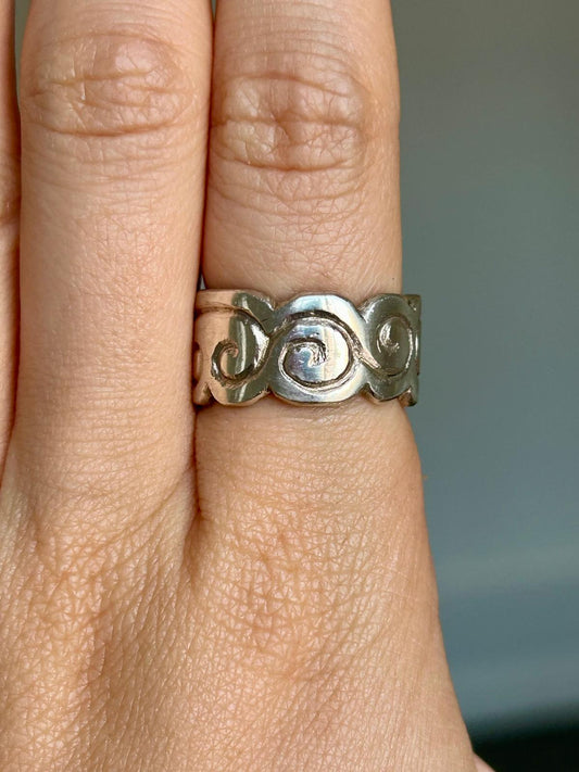 the continuous swirl ring