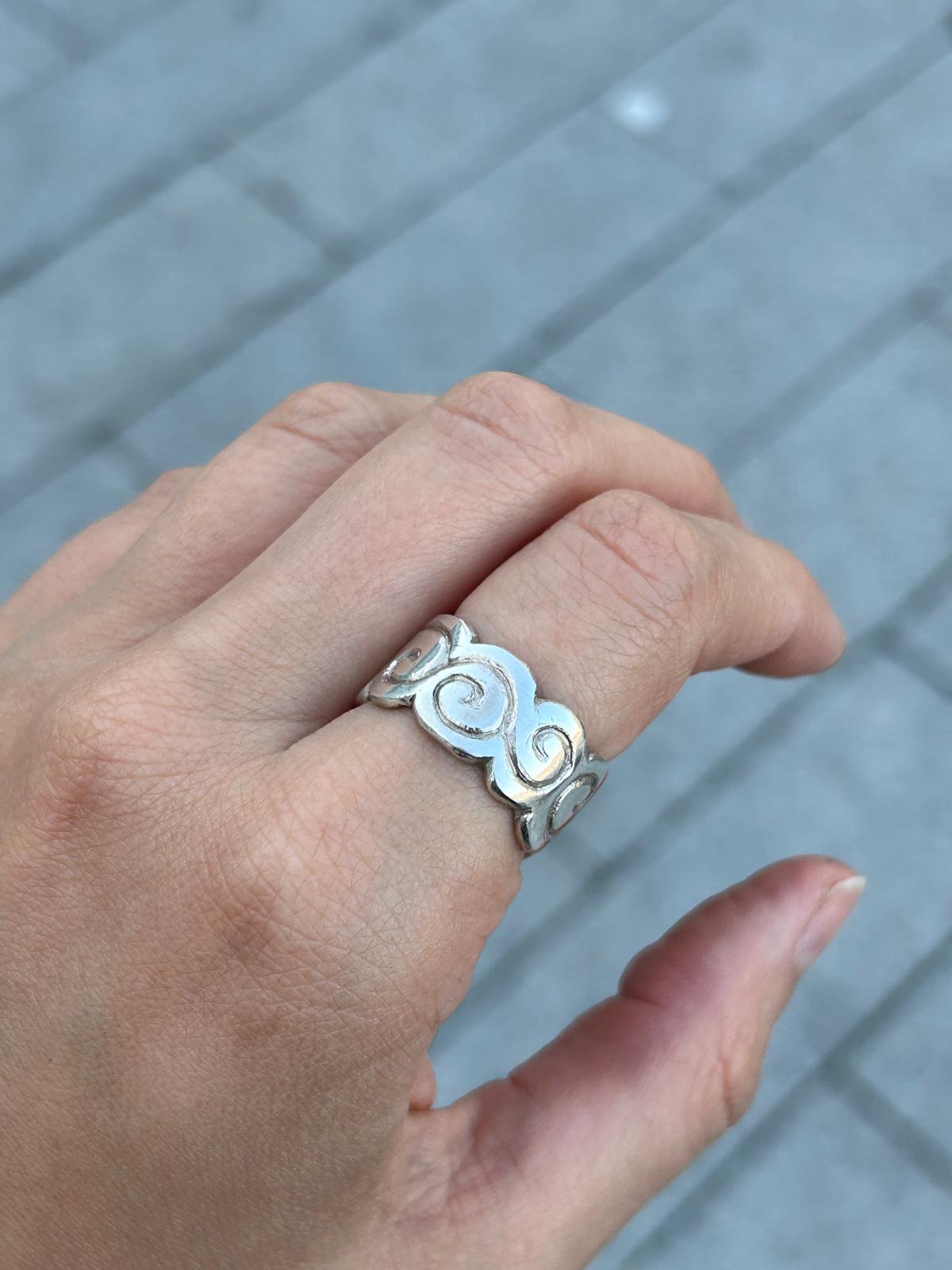 the continuous swirl ring